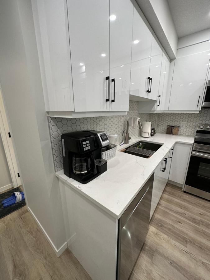 2 Bedroom 2 Washrooms Brand New Beautiful & Cozy Suite YYC Buitenkant foto